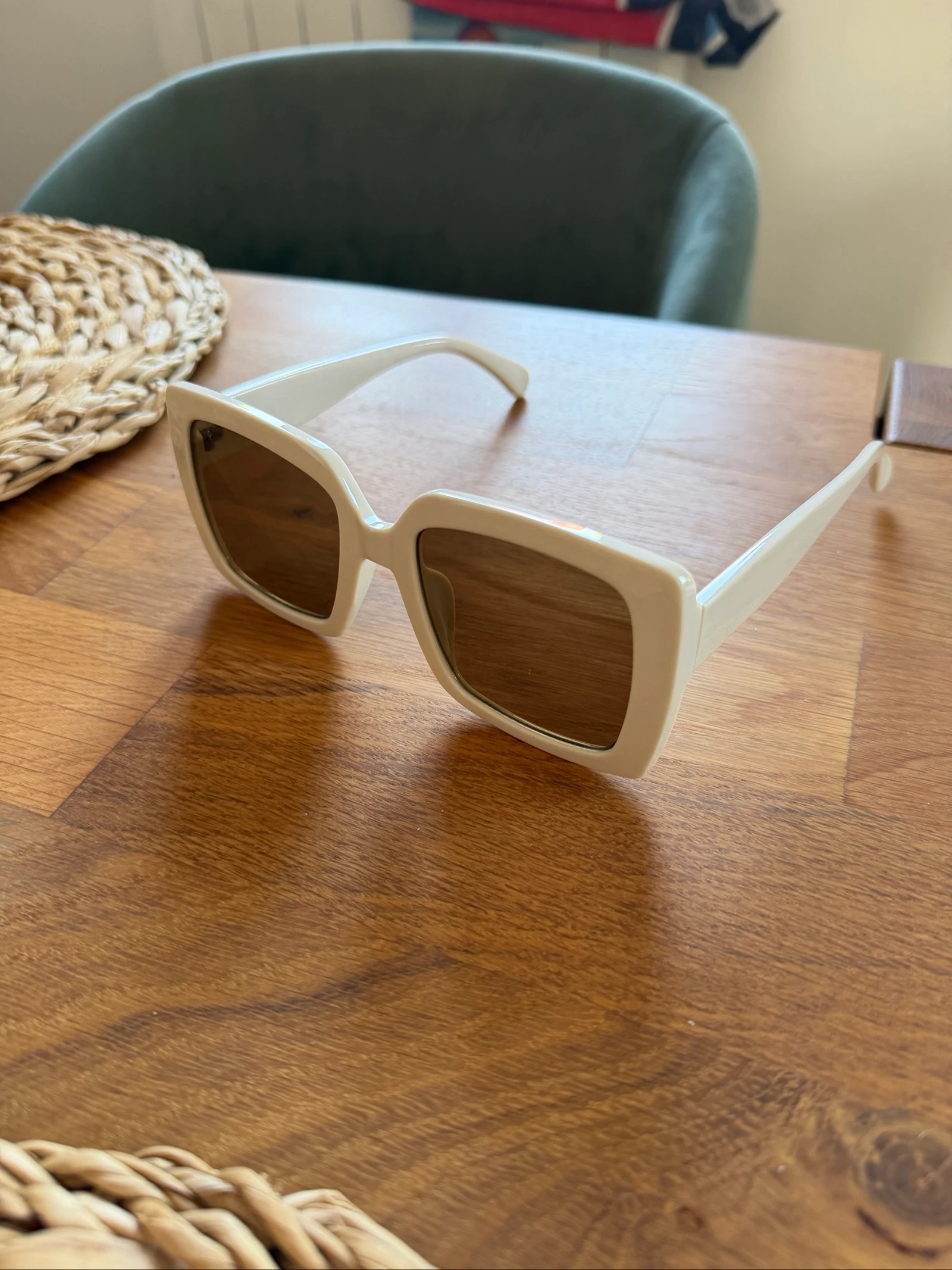Lunettes de soleil beige / blanche stradivarius 
